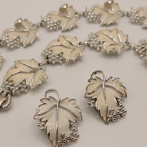 SARAH COVENTRY 'Whispering Leaves' Vintage 1959 Full Parure- Silver Tone Set - Picture 3 of 14